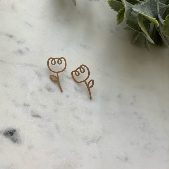 The Talley - Dainty Flower Matte Stud Earrings - Picture 4 of 7